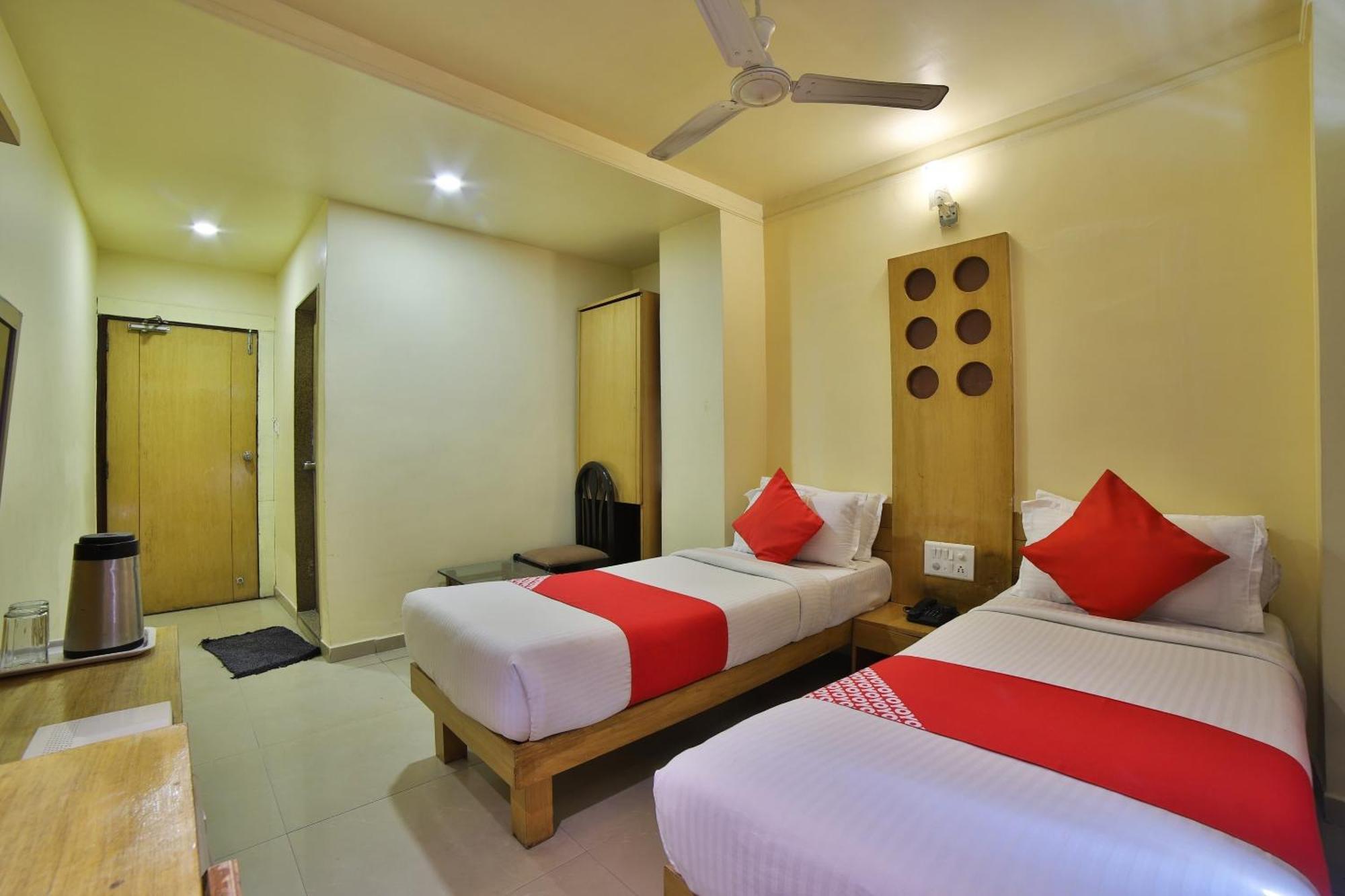 Capital O Kalash Residency Ahmedabad Bagian luar foto