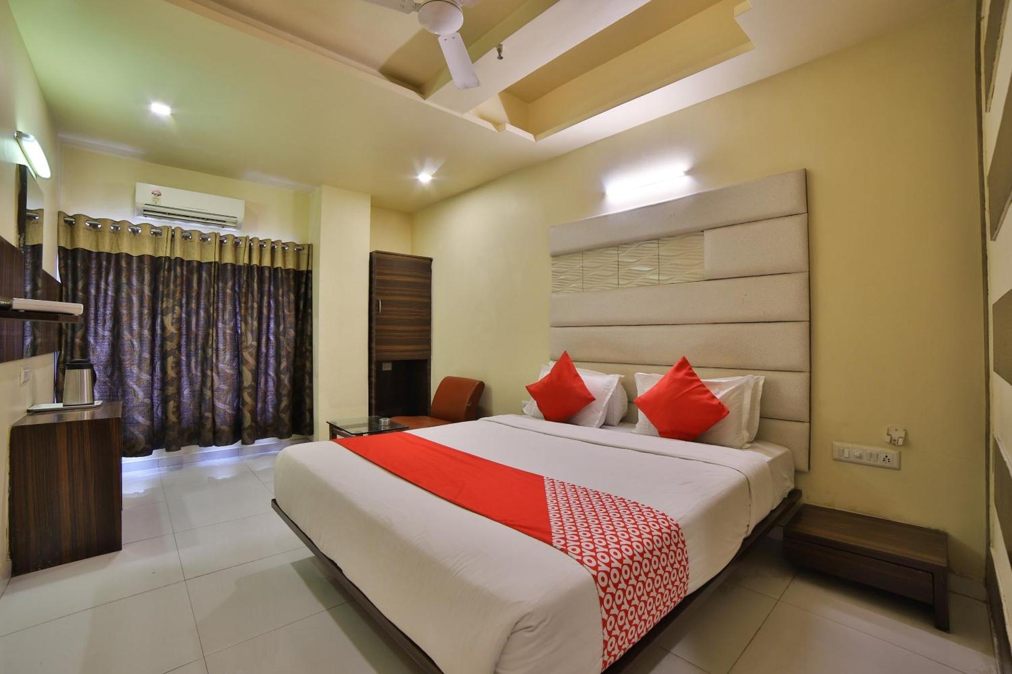 Capital O Kalash Residency Ahmedabad Bagian luar foto
