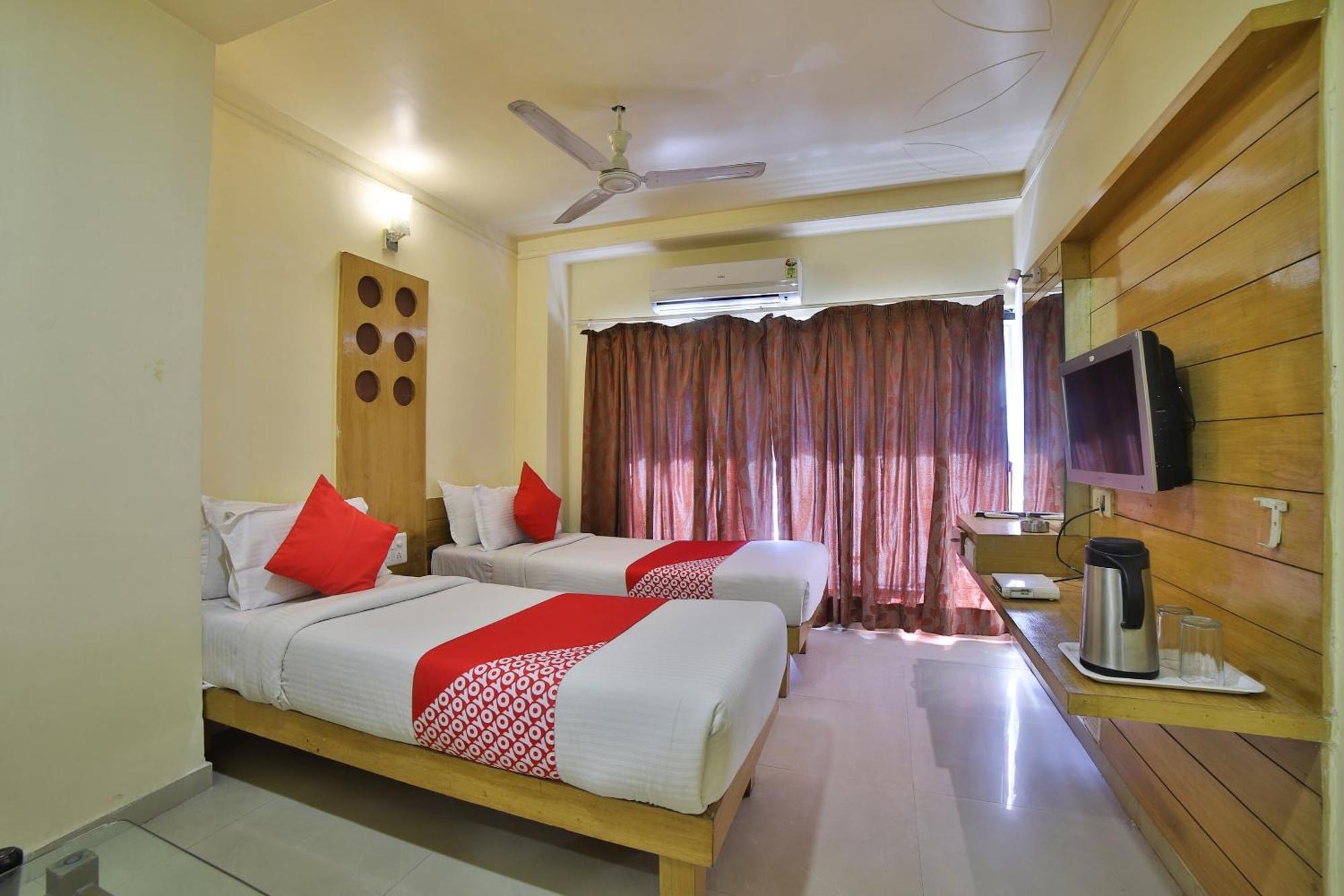 Capital O Kalash Residency Ahmedabad Bagian luar foto