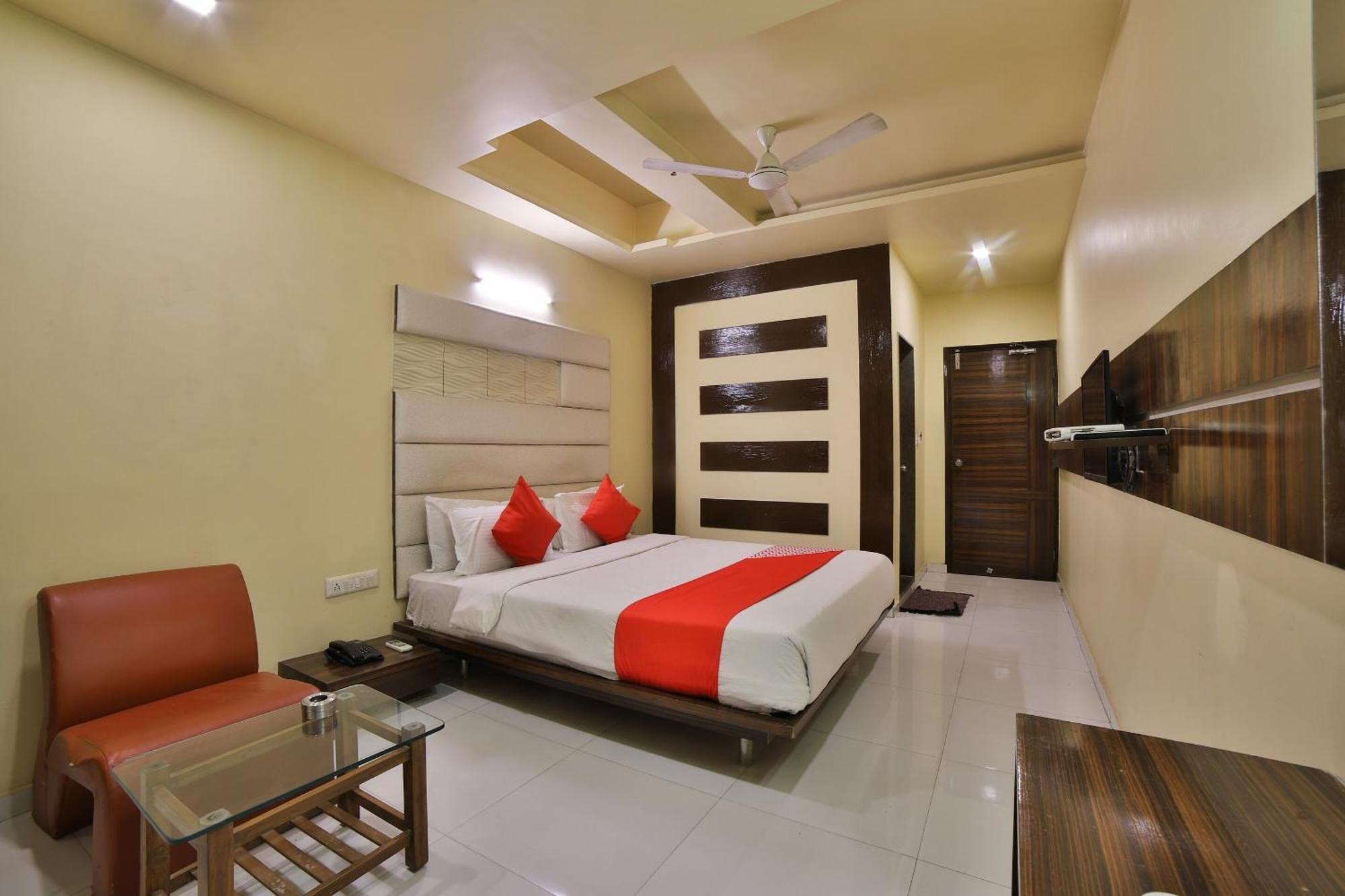 Capital O Kalash Residency Ahmedabad Bagian luar foto