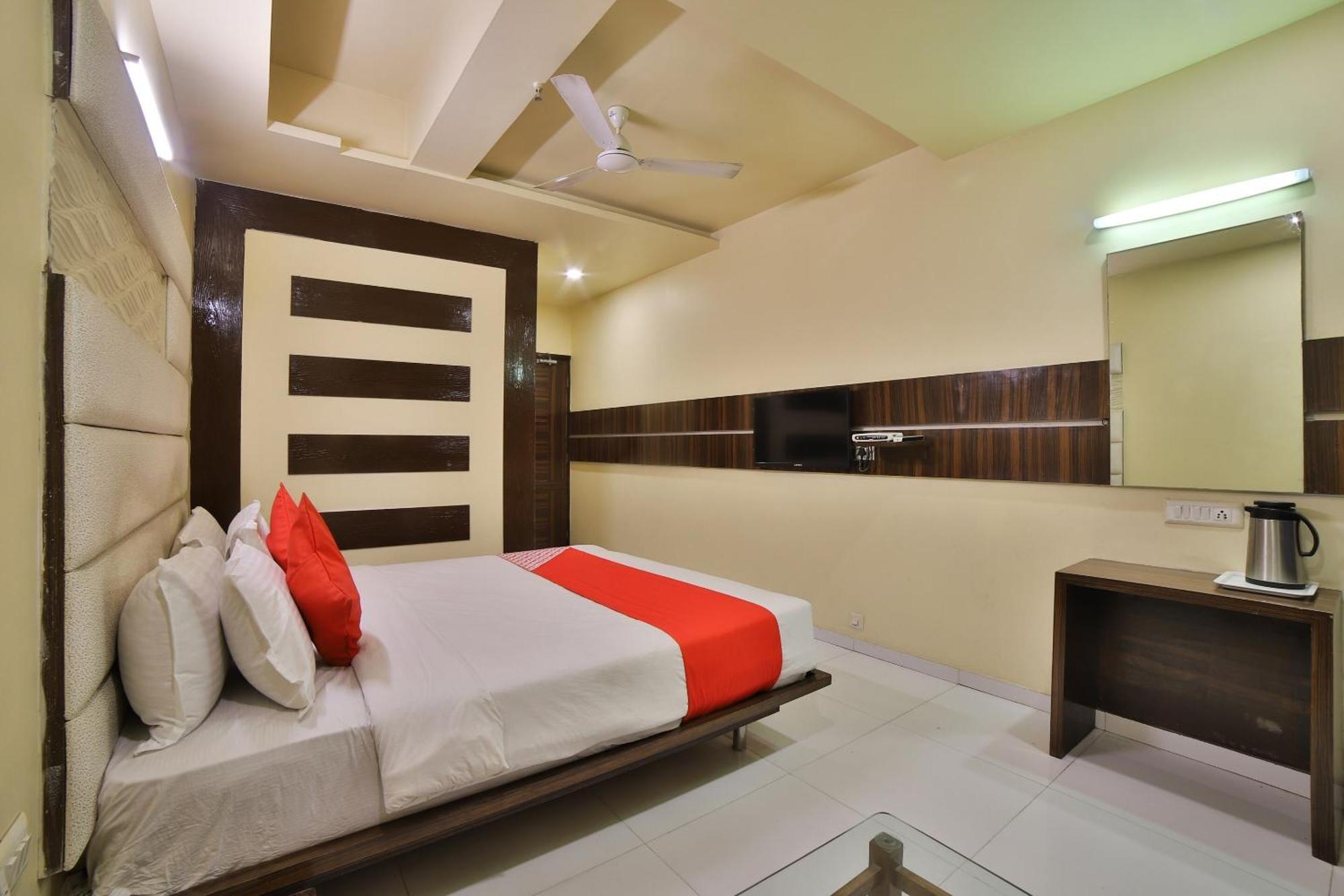 Capital O Kalash Residency Ahmedabad Bagian luar foto